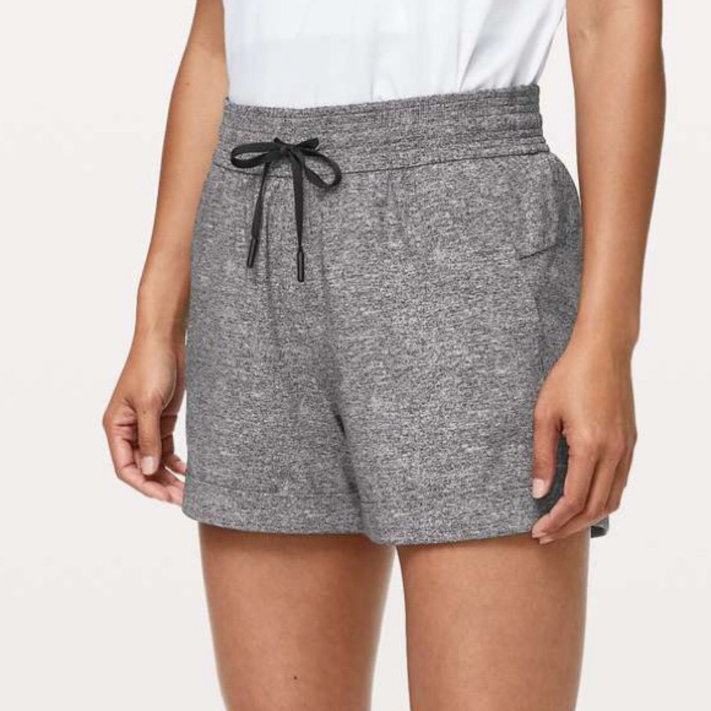 Lululemon Spring Break Away Short II *3" Size 6
